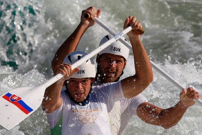 Olympijští vítězové Pavel a Petr Hochschornerové ze Slovenska během finálové jízdy na trati v Shun-i.