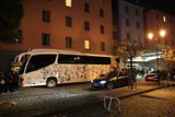 Klubový autobus Realu Madrid zaparkoval přímo u hotelu, kde je tým ubytovaný.