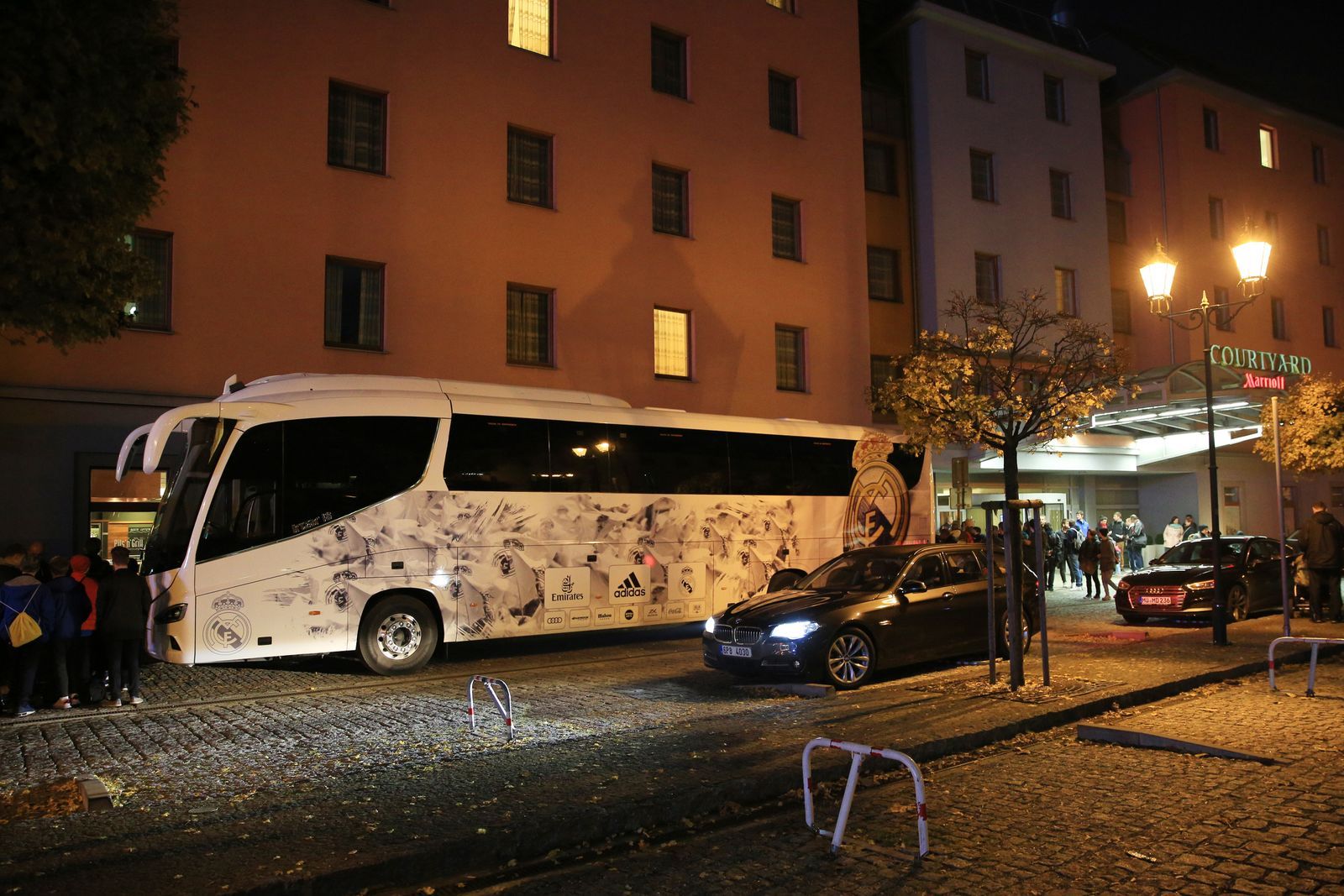 Real Madrid v Plzni před utkáním Ligy mistrů, klubový autobus