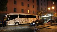 Klubový autobus Realu Madrid zaparkoval přímo u hotelu, kde je tým ubytovaný.