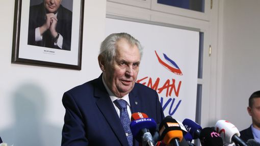 Miloš Zeman ve volebním štábu.