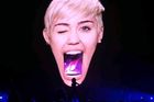 Miley Cyrus zahájila turné Bangerz. Na pódium sestoupila obrovským plastovým jazykem ze svých vlastních úst.