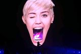 Miley Cyrus zahájila turné Bangerz. Na pódium sestoupila obrovským plastovým jazykem ze svých vlastních úst.
