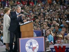 Projev George Bushe v Midlandu po příletu do Texasu.