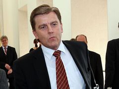 Předkladatel novely, která skrývala překvapení, předseda sněmovny Miloslav Vlček z ČSSD