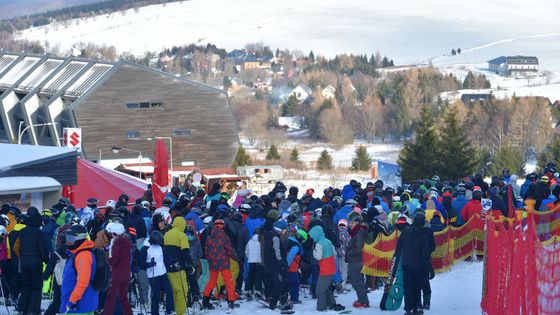 V Česku začala lyžařská sezona. Stovky lidí vyrazily na svahy i po běžeckých trasách