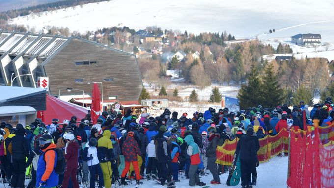 V Česku začala lyžařská sezona. Stovky lidí vyrazily na svahy i po běžeckých trasách
