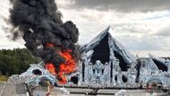 Hlavní pódium hudebního festivalu Tomorrowland nedaleko Antverp bylo ve středu zcela zničeno požárem - jen den předtím, než měly na tuto belgickou akci dorazit desetitisíce milovníků elektronické taneční hudby.