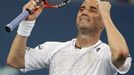 Americký tenista Andre Agassi se raduje z vítězství v prvním kole US Open. Po zápase musel kvůli bolesti zad do nemocnice.