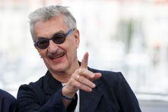 Točil o andělech i podle scénáře Bona z kapely U2. Wim Wenders oslaví osmdesátiny