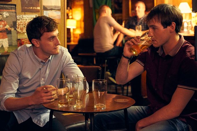 Paul Mescal v roli Connella a Éanna Hardwicke coby Rob.