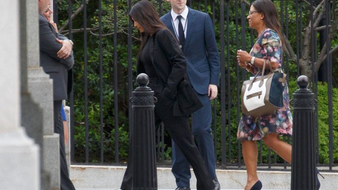 Kim Kardashian na cestě do Bílého domu.