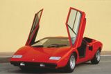 V době turbulentních vlastnických změn, které vedly mimo jiné k výraznému propadu kvality výroby, přišlo Lamborghini s dalším legendárním supersportem: Countach měl jako koncept premiéru v roce 1971, až v roce 1974 se objevila produkční verze s 3,9litrovým dvanáctiválcem. Tvary opět navrhl Marcello Gandini a kupé s nahoru výklopnými dveřmi na sebe rychle vzalo pozici nejpopulárnějšího modelu značky.