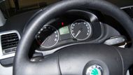 Vlevo od rychloměru je budík ukazující  v procentech zásobu elektřiny pro jízdu