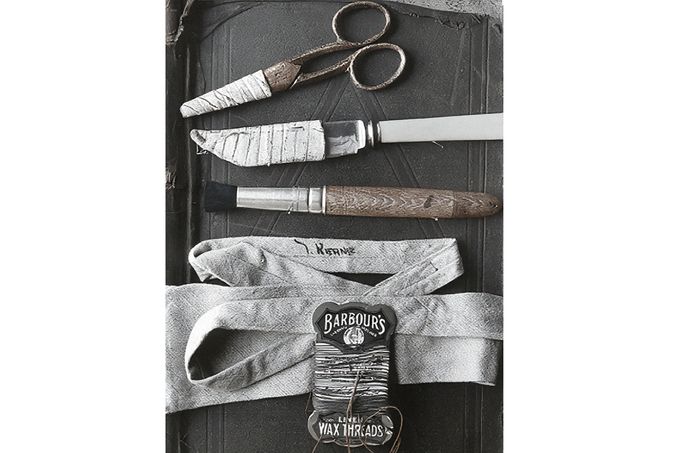 Předměty z kufru Somertonského muže (1949): nůž, nůžky, štětec a nit Barbour, která spojovala kufr s tělem nalezeným na pláži v Adelaide. Kolorováno