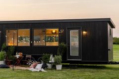 Šetří místo, zdroje i peníze. Ikea postavila pojízdný domek na 17 metrech čtverečních