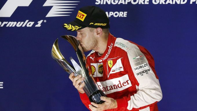 Sebastian Vettel líbá trofej pro vítěze Velké ceny Singapuru.