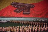 KLDR pokračuje v tradici mohutných spartakiád, jež zažilo i komunistické Československo. Tisíce pionýrů zvedají nad hlavu různobarevné desky, vytvářejí tak vpravdě úchvatné propagandistické obrazy. (Festival Arirang, Pchjongjang (Pchjŏngjang), Severní Korea)
