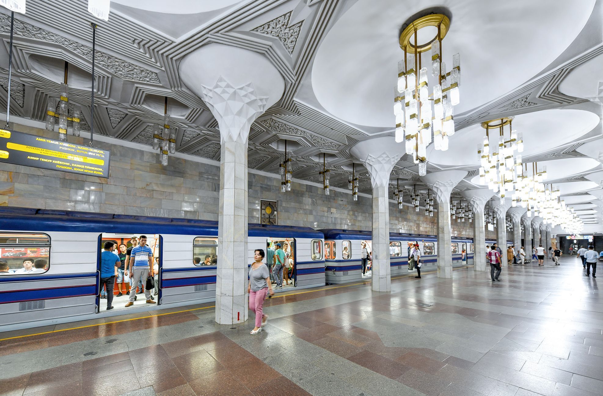 Jednorázové užití / Fotogalerie / Když metro připomíná luxusní palác. Podívejte se na krásy moskevské podzemky
