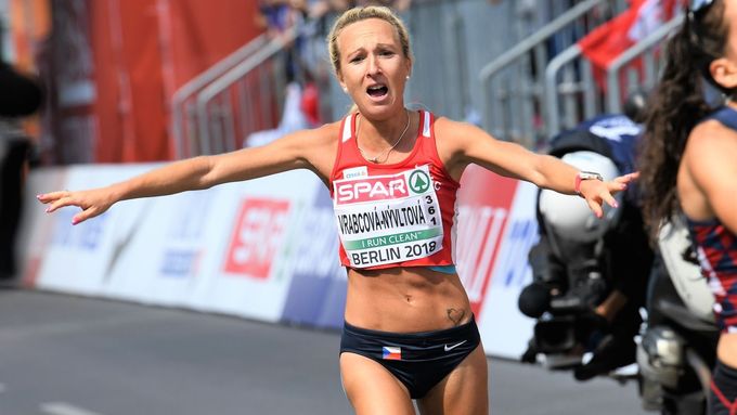 Bronzová Eva Vrabcová Nyvltová v cíli maratonu na ME v atletice v Berlíně 2018