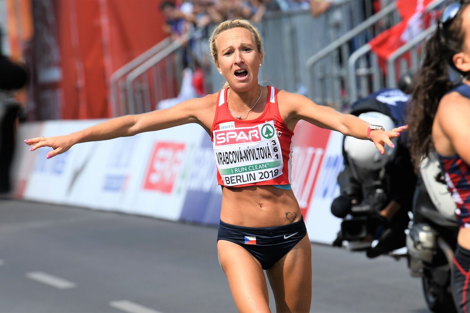 Bronzová Eva Vrabcová Nyvltová v cíli maratonu na ME v atletice v Berlíně 2018
