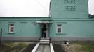 An inmate leaves a bath and laundry building at a high-security male prison camp outside Russia's Siberian city of Krasnoyarsk May 14, 2013. High-security male prison camp number 17 is intended to house male inmates who are serving a sentence for the first time, and have been convicted for serious crimes. Prisoners at the facility work in wood and metal processing shops, manufacture furniture, sew clothes and do other kinds of work. They can also take part in educational, sport and cultural programs. Picture taken May 14, 2013. REUTERS/Ilya Naymushin (RUSSIA - Tags: CRIME LAW SOCIETY) ATTENTION EDITORS: PICTURE 15 OF 29 FOR PACKAGE 'INSIDE SIBERIA'S PRISONS' SEARCH 'ILYA PRISON' FOR ALL IMAGES Published: Čer. 19, 2013, 10:03 dop.