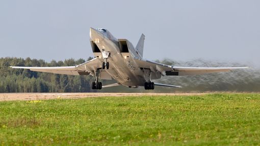 Bombardér Tu-22M3 startuje z letecké základny Šajkovka.