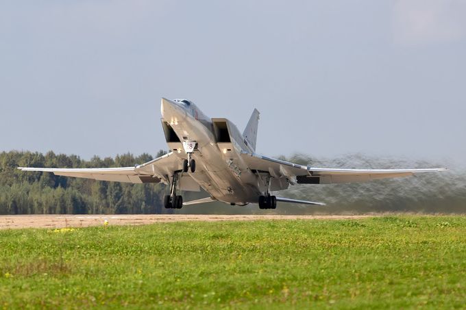 Bombardér Tu-22M3 startuje z letecké základny Šajkovka.