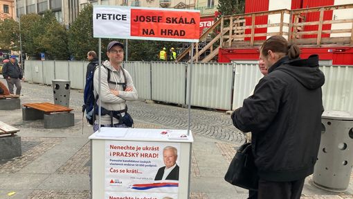 Na demonstraci odborů je i podpisový stánek pro prezidentského kandidáta KSČM Josefa Skálu.