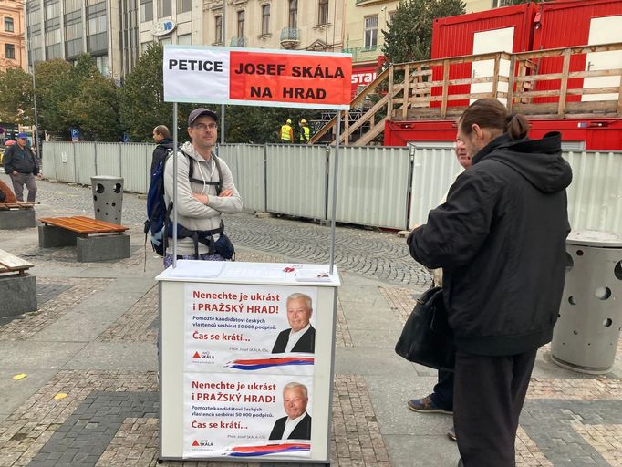 Na demonstraci odborů je i podpisový stánek pro prezidentského kandidáta KSČM Josefa Skálu.