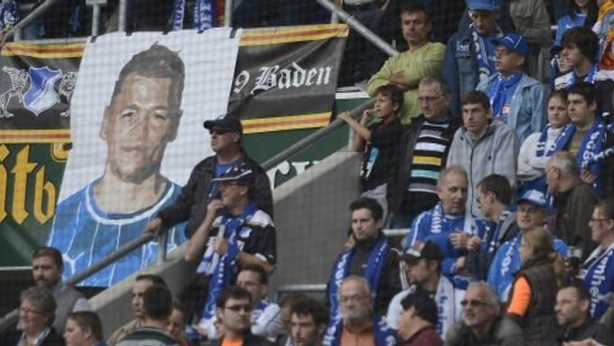 Fanoušci Hoffenheimu v zápase proti Augsburgu vyjadřovali Vukčevičovi podporu v jeho boji o život