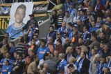 Utkání Bundesligy mezi Hoffenhemem a Augsburgem bylo ve znamení solidarity s Borisem Vukčevičem. Domácím fotbalistou, jenž je po páteční autonehodě ve velmi vážném stavu v nemocnici.