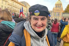 Video: Sociální sítě jsou sluha i pán, řekla herečka Eva Holubová na demonstraci