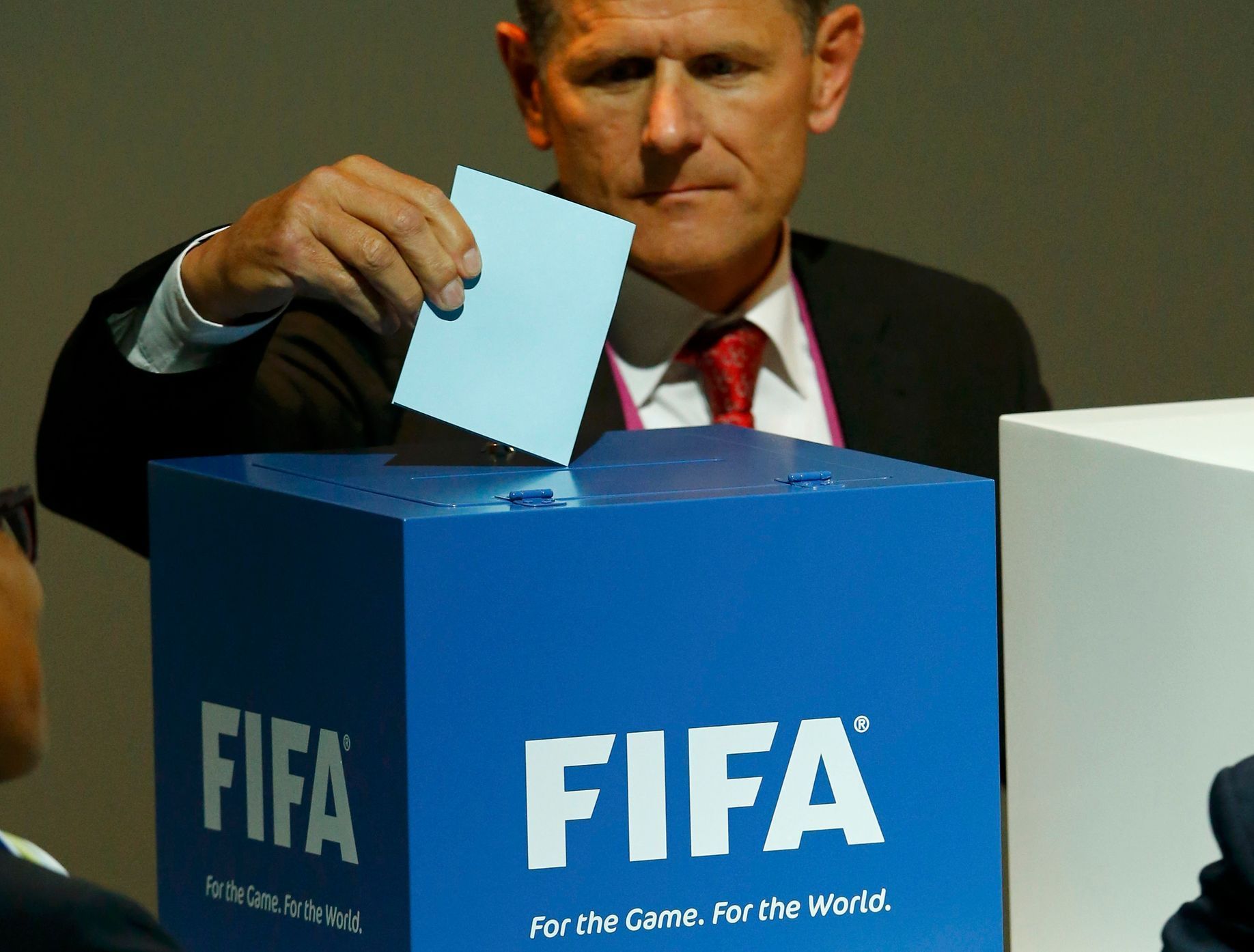 Delegát Rakouska hlasuje na kongresu FIFA 2015