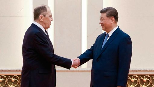 Čínský prezident Si Ťin-pching a ruský ministr Sergej Lavrov jednali v úterý v Pekingu o chystané návštěvě ruského prezidenta Vladimira Putina v Číně.