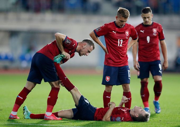 Zraněný Jakub Jankto v zápase skupiny E kvalifikace MS Česko - Bělorusko