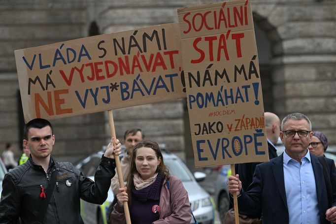 Na demonstraci na Palachově náměstí přišel také lídr SOCDEM Lubomír Zaorálek, který vyučuje na Filozofické fakultě.