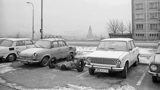 Performer Vladimír Ambroz na snímku, který zachycuje jednu z jeho akcí ze sedmdesátých let, kdy se zaparkoval mezi auta na sídlišti.