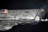 Neil Armstrong na Měsíci 20. července 1969. Kosmonaut stojí u lunárního modulu "Eagle".