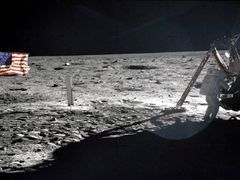 V roce 1961 prezident J. F. Kennedy slíbil, že Američané stanou do 10 let na Měsíci a bezpečně se z něj vrátí. Slib splnil.