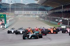 F1 živě: Vettel se v Malajsii probil na čtvrté místo,pak přišel o kolo. Závod vyhrál Verstappen