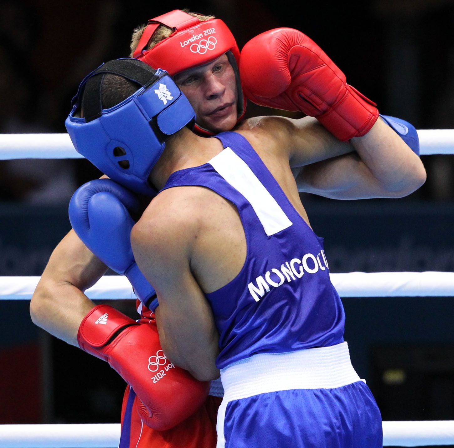 Český boxer Zdeněk Chládek bojuje v kategorii do 64 kg s Mongolem Munch-Erdene Urančimegem na OH 2012 v Londýně.