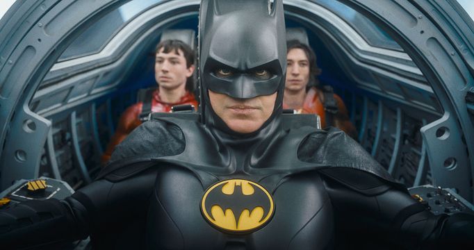 Michael Keaton jako Batman a Ezra Miller v roli The Flashe.