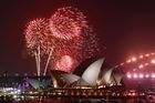 Velkolepý ohňostroj v Sydney k silvestrovským oslavám neodmyslitelně patří. Kvůli neustávajícím požárům v části země hrozilo jeho odvolání, nakonec se však konal.