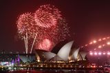 Velkolepý ohňostroj v Sydney k silvestrovským oslavám neodmyslitelně patří. Kvůli neustávajícím požárům v části země hrozilo jeho odvolání, nakonec se však konal.