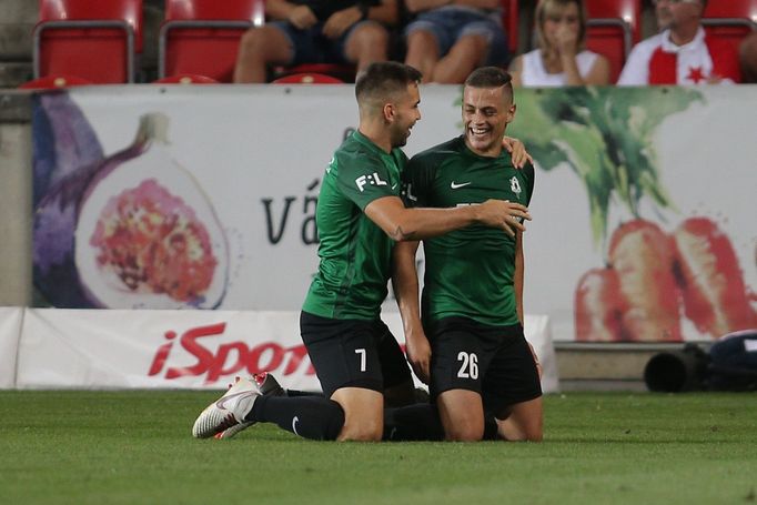 5. kolo fotbalové FORTUNA:LIGY, Slavia - Jablonec: Tomáš Holeš (vpravo) a Jakub Považanec slaví gól Jablonce.