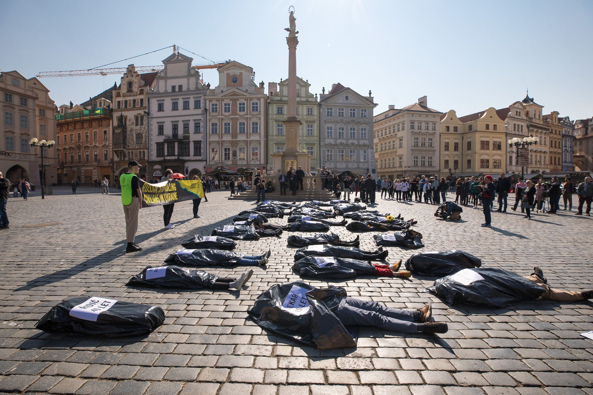 Oběti války na Ukrajině, měsíc od začátku, Staroměstské náměstí, happening Amnesty International
