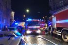 Foto: Poblíž Jiráskova mostu v Praze hoří hotel, hasiči evakuovali desítky lidí