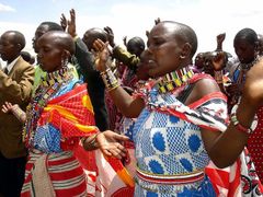Masajské ženy se modlí za příchod deště v suchem postižené keňské oblasti Suswa, asi 100 km severně od hlavního města Nairobi.