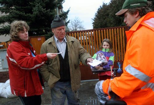 Kdo nechtěl odjet dobrovolně, dostal k podpisu "revers" a mohl zůstat